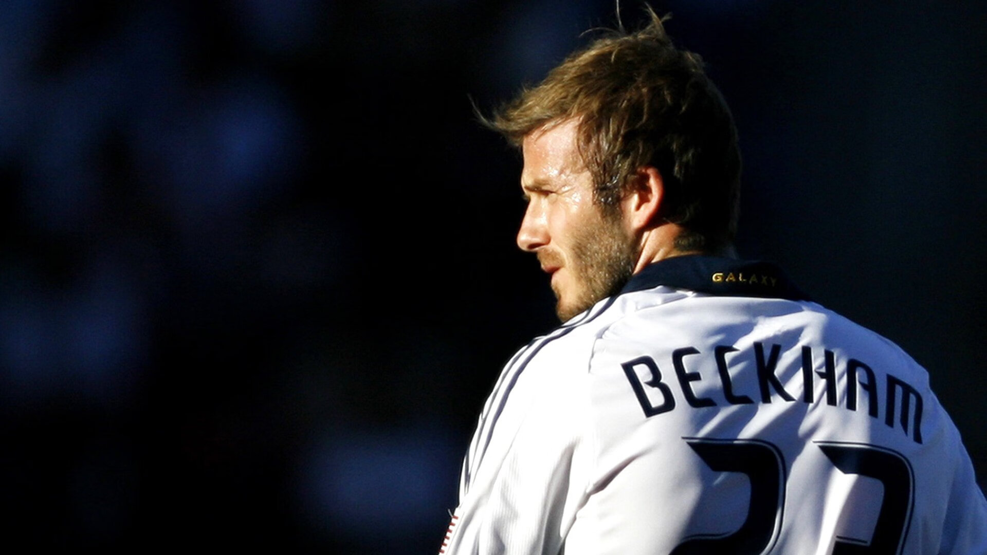 【粉丝狂欢】现场观众的热情更添比赛火热氛围,粉丝活动